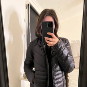 Tunn dunjacka  - Säljer min svarta dunjacka från Vero Moda! 100 kr + frakt. Använd en gång kommer tyvärr inte till användning..