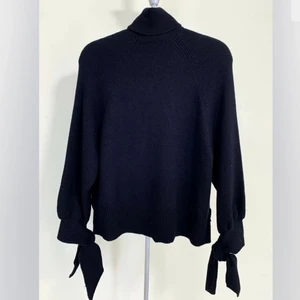 Zara cable knit sweater svart - Superfin zara high neck sweater men knyt vid armarna, superbra kvalite, skön och len. Använd 2-3 gånger. Kan komma med fler bilder privat