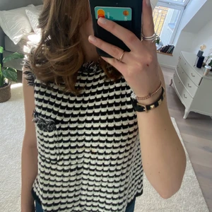 STICKAD VÄST - Säljer denna super fina och oanvända stickade väst ifrån Zara. Den passar mig perfekt i storleken som är 161 cm lång och vanligtvis bär storlek xs/s💖💖