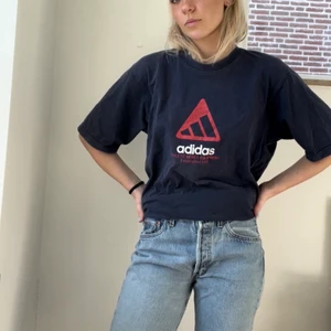 Vintage Adidas T-shirt - Mörkblå vintage adidas T-shirt med rött tryck 🥰