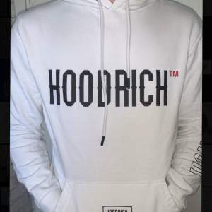 Säljer denna vita hoodrich hoodie med svart o röda detaljer. Knappt använd, ny tvättad och i utmärkt skick. Den ät i storlek M (men) är givetvis äkta och köpt på JD för 750kr.