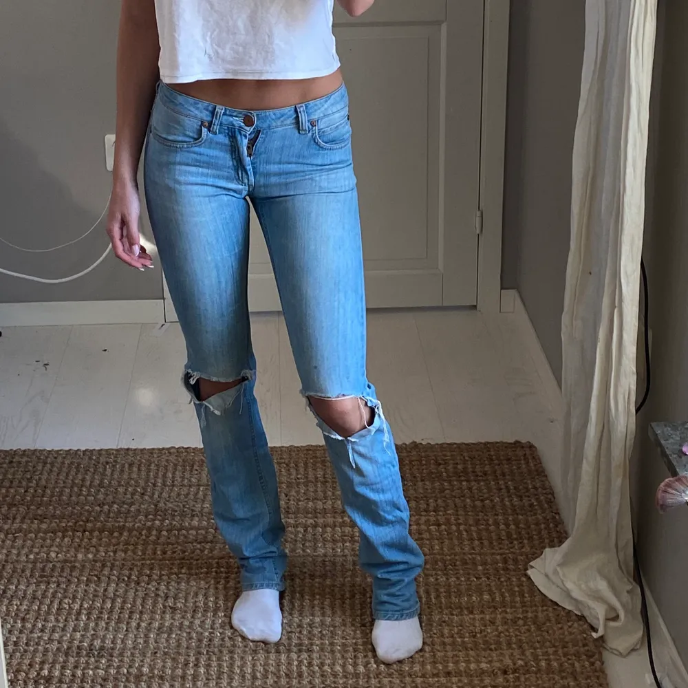 Säljer mina älskade jeans från acne med stjärnor på🖤jag är 175cm och dom är långa på mig! Postar spårbart 66kr. SÅLD VID 1200🖤🖤. Jeans & Byxor.