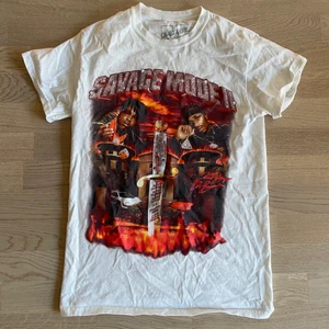 21 Savage Metro Boomin T-shirt Merch s - Officiell merch från 21 Savage och Metro Boomin’s ’Savage Mode 2’. Möts upp i Stockholm eller så står köparen för frakt 🤍