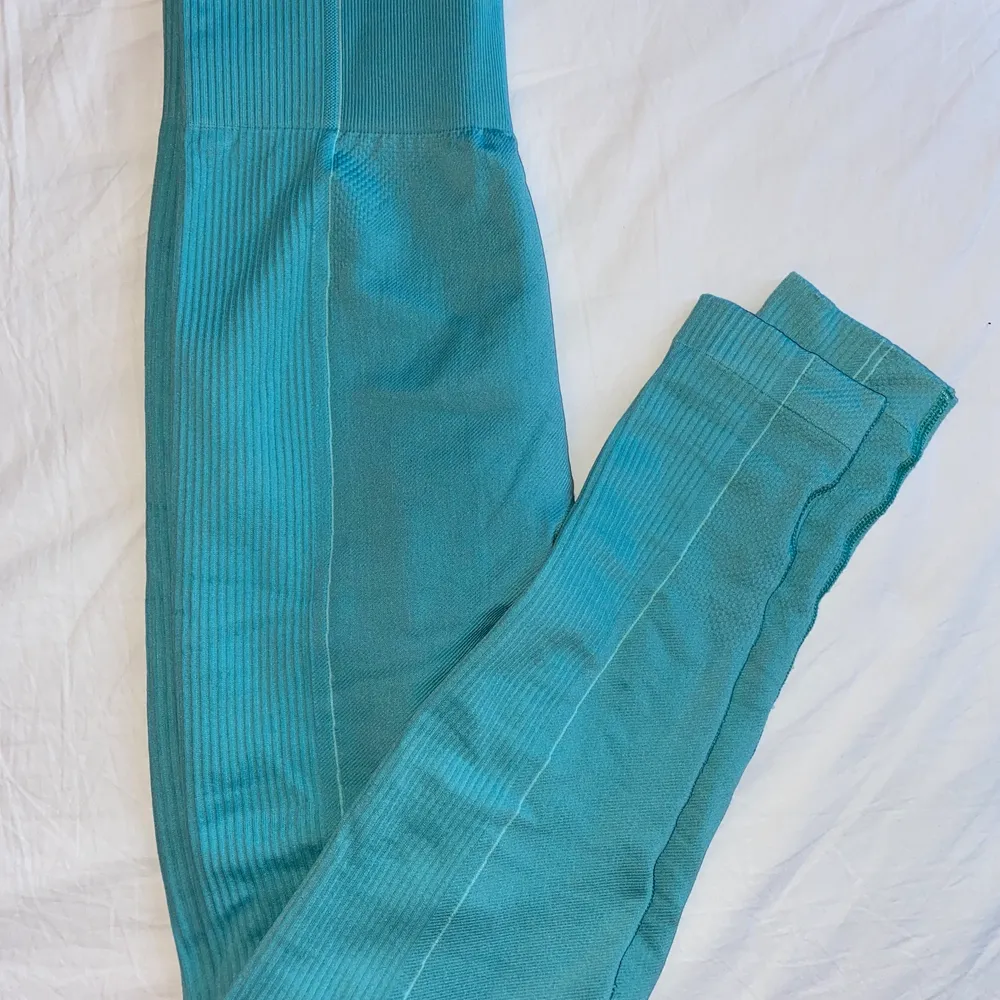 Gymshark tights i storlek M i modellen ultra seamless. Använda 3-5 gånger, bra passform och i mycket bra skick. . Farkut & Housut.