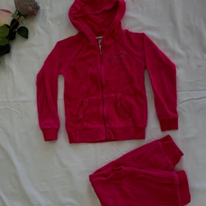Juicy Couture sätt storlek 128 cm - Äkta Juicy Courure mjukis sätt i storlek 128 cm. 