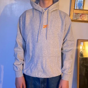 Grå hoodie  - Snygg grå hoodie från carlings 