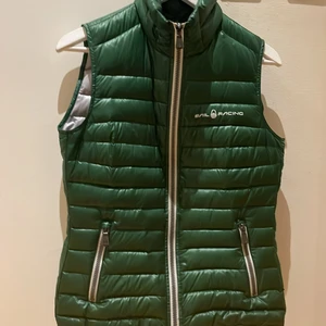 Sailracing väst - En grön fin sailracing väst för tjejer den är bara använd några gånger och är i fint skick utan några defekter!