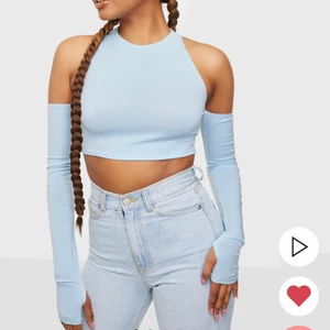 Ljusblå topp - Suuupersnygg topp från Nelly, perfekt till fest💙 endast testad och inga defekter, skriv för fler bilder🤍