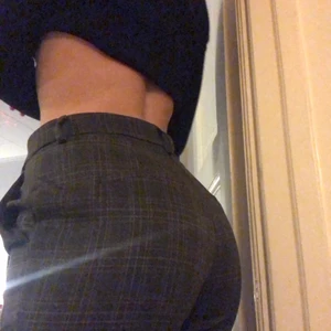 Kostymbyxor - Kostymbyxor från Gina Tricot, jättesöta men något för korta i benen på mig som är 166cm. Använda ett fåtal gångar så dem är i nyskick. 