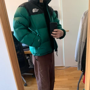 The North Face nuptse 700 grön  - Säljer min gröna The North Face jacka använd sparsamt. Storlek M herr finns ett litet märke på slutet av ärmar 0.5cm men syns inte när man använder jacka 