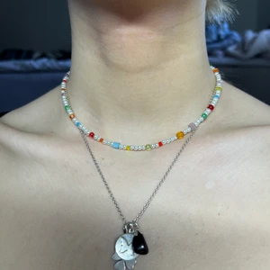 pärlhalsband  - Egengjort pärlhalsband av båda plast och glaspärlor! Finns en liten förlängningskedja på halsbandet, så det är ungefär 38-42cm långt! Frakten på 14kr ingår i priset💖