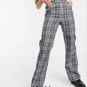 Rutiga kostymbyxor  - Säljer mina absoluta favoritbyxor då de tyvärr inte passar längre. Strl 42, köparen står för frakten 🌸