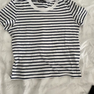 Randig t-shirt från Zara - Säljer denna randiga t-shirt från zara i stl M men sitter som en S