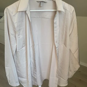 silkes skjorta  - En supersnygg skjorta som jag endast prövat, tyvärr inte min stil. ✨          