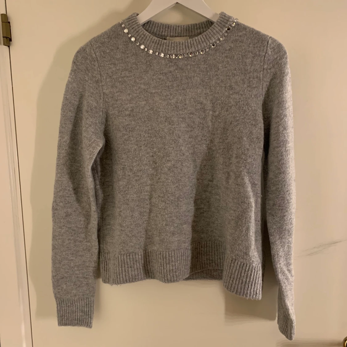 Grå stickad tröja