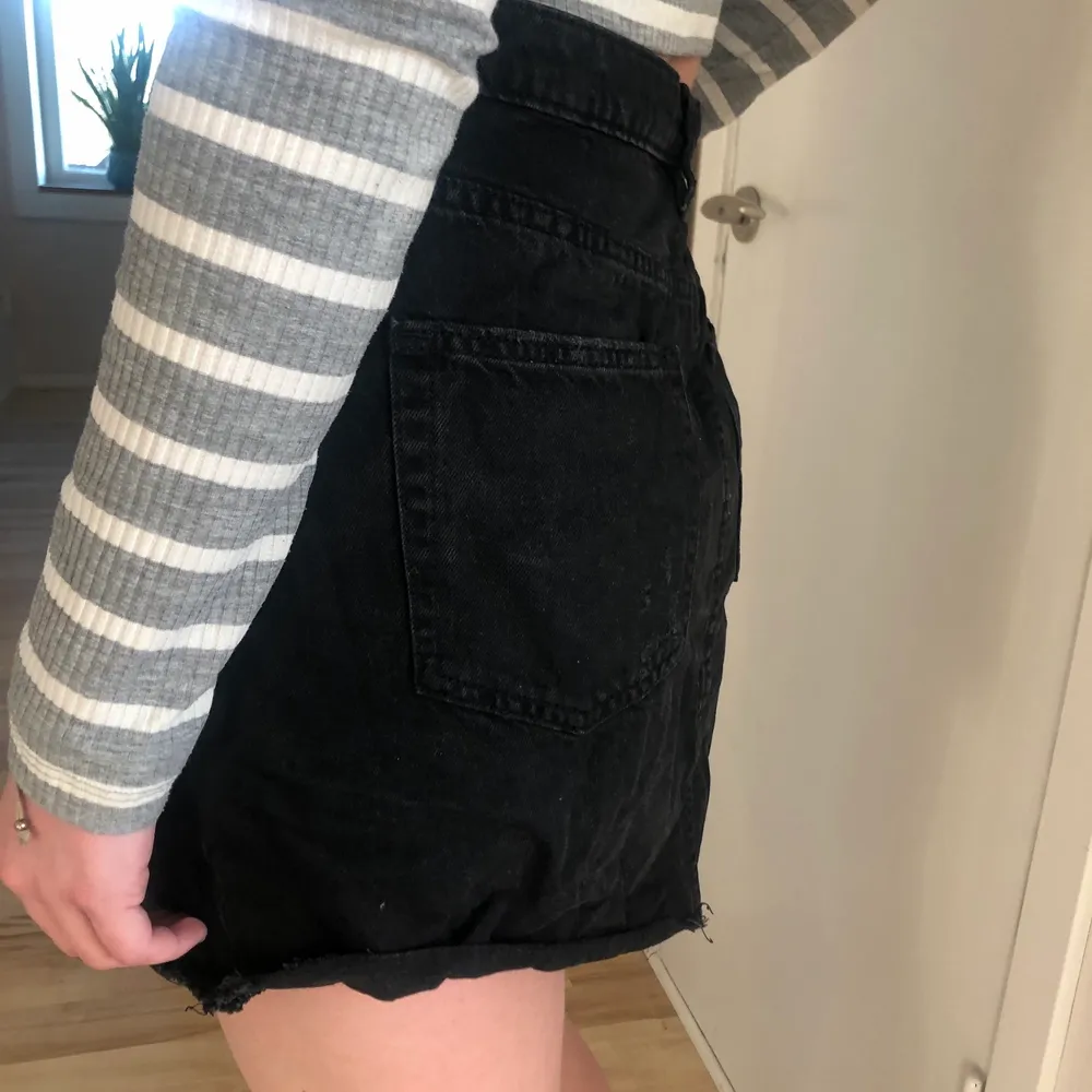 En jättefin kjol som tyvärr är för liten för mig. Stl 40 och normal i storleken, (min syster på bilden är en S) 🖤. Kjolar.