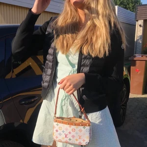 Moncler cardigan  - Säljer en moncler cardigan. Skriv privat för intresse. Nästan helt oanvänd❤️budaaaa