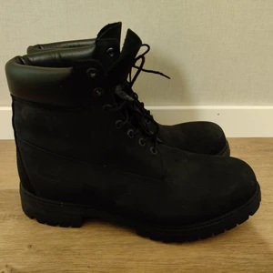 Timberland stl 46 - Timberland skor använda max 5 gånger. Ena skosnöret slitet i änden, funger ändå annars lätt att byta. Köpta för 1999kr. 