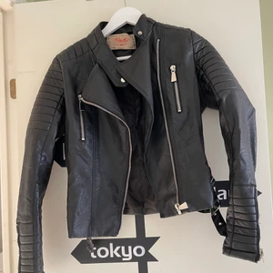 Chiquelle Skinnjacka - Den populära skinnjackan från Chiquelle som tyvärr inte passar mig längre. Använd men inga skador eller smuts💗