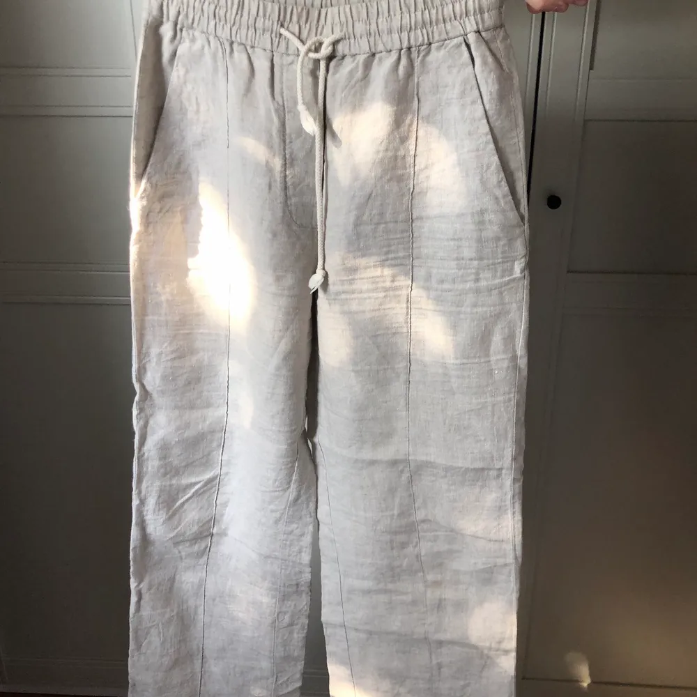 Linne byxor från zara som inte längre finns i butik i väldigt fint skick! Strl S säljes för 400kr. Jeans & Byxor.