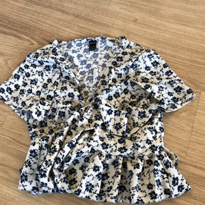 Sååå fiiin sommar tröja!!!💓💓 - Otroligt fin tröja som är använd ett fåtal gånger!