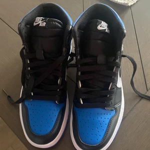 Air Jordan 1 Retro High Royal Toe  - Säljer mina jordans 1 då dom är för små för mig, köparen står för frakten, skickar så fort som de går, inte använda någon gång endast testade 