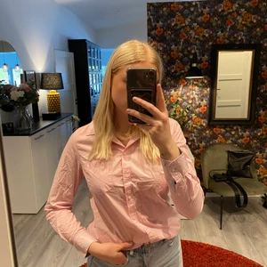 Skjorta rosa - Smårandigt skjorta som uppfattas rosa men har små små vita ränder. Jättebra passform och superfint tyg. Stl 40 men passar 38 bättre 