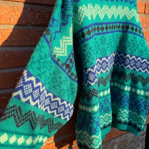 Stickat - Grön stickad tröja med detaljer💚🤍💚