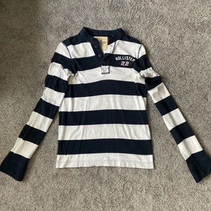 Longsleeve, Hollister - En Longsleeve från Hollister. Sitter nära inpå kroppen och är i storlek M. Använd ett fåtal gånger.