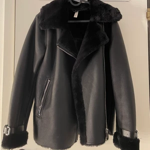 Jacka, storlek Small - Säljer min höst/vår jacka från Nelly. Använt fåtal gånger, storlek Small🙌🏼 Nypris 599 - Mitt pris 300