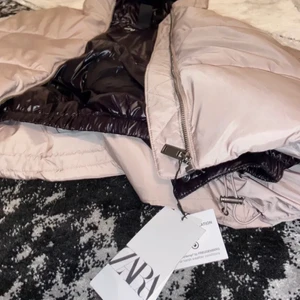 Zara jacka - Denna snygga jacka är i jättebra skick eftersom jag precis köpte den. Den är i storlek M från Zara. Säljer den eftersom jag köpte fel storlek🤍 Helt oanvänd (bara provad) ordinarie pris 800 kr. Säljer den för 400kr.