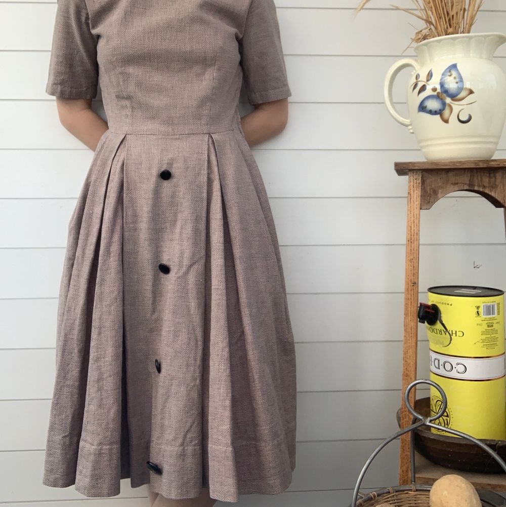 Snygg vintage klänning med cottagecore feeling. Super härligt mönster och så snyggt med knapparna på kjolen. Dragkedja finns både bak och på sidan som bild 3 visar. Materialet är lite tjockare men ser lite ut som linne. Står strl 40 men är som en XS🤎 Märke: Parant modell och gissar på svensktillverkade . Klänningar.
