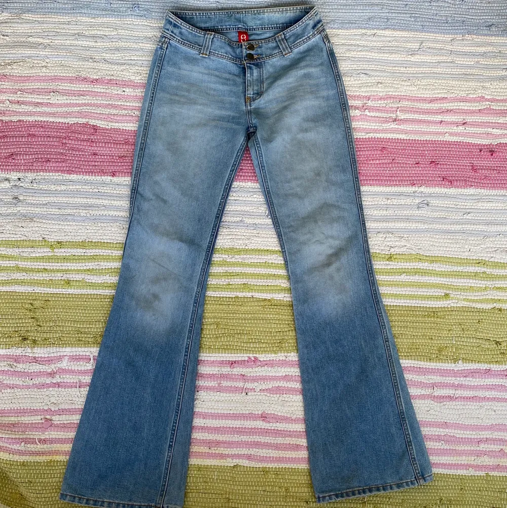 Sviiiiinsnygga lågmidjade jeans köpta secondhand men är tyvärr för små för mig. 🥲  midjemått 75 cm och innerben 82. Står 36 men de är mindre i storleken!. Jeans & Byxor.