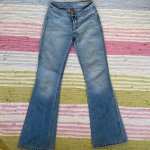 Sviiiiinsnygga lågmidjade jeans köpta secondhand men är tyvärr för små för mig. 🥲  midjemått 75 cm och innerben 82. Står 36 men de är mindre i storleken!
