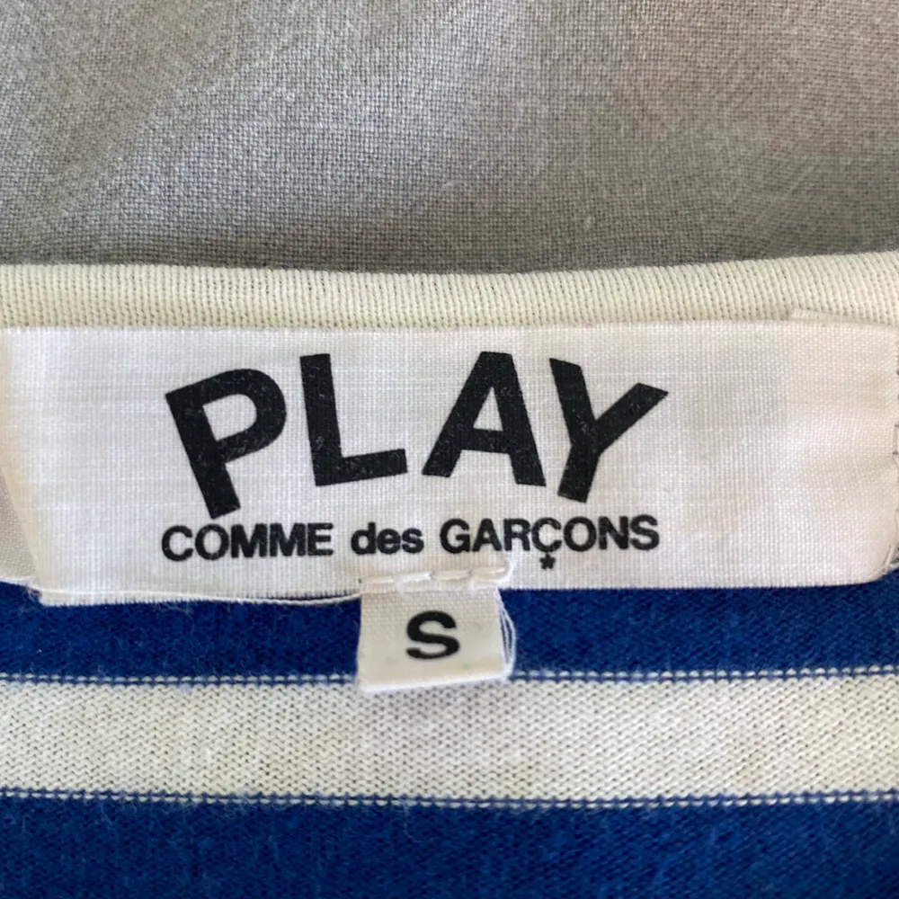 Säljer min superfina mörkblå-randiga Comme des Garçons tröja. Köpt här på plick för 900kr. Frakten ingår inte i priset!💞💞💞 . Tröjor & Koftor.