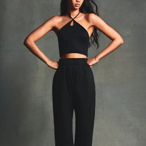 Zara halterneck - Säljer samma zara halterneck topp i tre olika färger: svart, vit och grön. Man knyter själv runt nacken. Storleken är M på alla linnen. Du behöver inte köpa alla tre! 80kr styck. (alla finns fof kvar!)