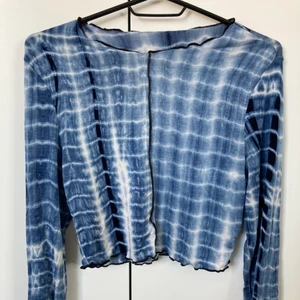 Långärmad magtröja - Helt oanvänd, endast provad. Väldigt skönt, lätt material. Den sitter tight. Storleken är L men passar de flesta storlekar då materialet är väldigt flexibelt och anpassar sig efter kroppen. 