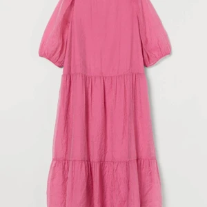 Klänning oanvänd från H&M - Helt ny klänning. Passar en som medium och small