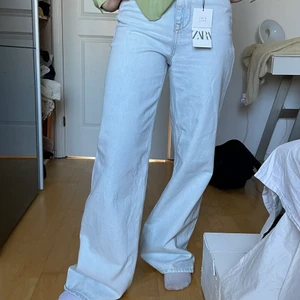 Zara Wideleg Highwaist Jeans Ljusblå  - Size 36. Helt oanvända med lappen kvar. Tappa bort dem efter köp och nu passar dom inte mig längre. Färgen är ljusblåa eller vita med en blå ton. Nypris 360kr.