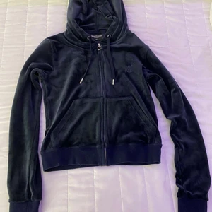 Juicy couture kofta  - Jag säljer nu min Juicy couture kofta för att jag vill köpa byxorna istället. Köpte denna för lite över 1000kr så säljer för 900kr då jag ändrat använt den 3 ggr så det är i princip helt ny. Priset kan diskuteras. Tröjan är i XS 