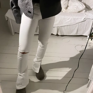 Vita zara split jeans  - Säljer ett par zara split jeans vita med hål 