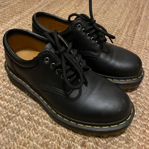 Dr. Martens - Säljer dessa riktigt snygga Dr. Martensskor för dem inte kommer till användning :( dem är använda max 3 gånger trots att dem är så sköna! ❤️
