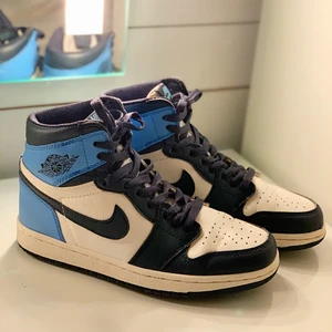 Jordans obsidian - Säljer nu mina jordans💕. Knappt använda och i fint skick. Köptes på plick och den förra säljaren misstänkte att de inte var äkta vilket jag inte heller tror, där av det låga priset. Storlek 39 men jag har själv 39 i alla skor och de är små. Så skulle säga 38 eller 38.5🥰