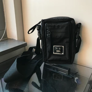 Acne studios väska - Väska från acne studios, perfekt om man bara ska ha med mobilen, plånbok och nycklar typ. Nästan aldrig använd. Bild 2 och 3 är lånade. 