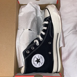 Converse - Converse chuck 70 high, svarta. Nyköpta och oanvända från JDsports. Säljer dessa helt oanvända då de inte går att skicka tillbaks utan avgift. Lite för stora för mig som har strl 38. Kan frakta eller mötas upp i Västerås. Nypris 900 + frakt från deras svenska sida. 