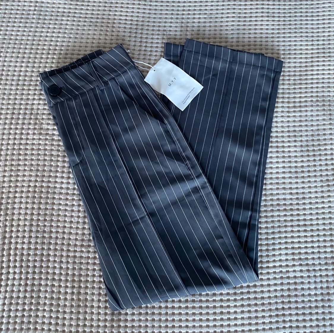 Randiga, grå kostymbyxor - 90