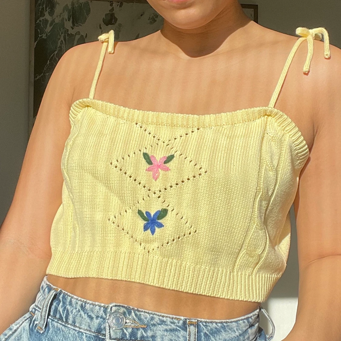 Gul stickat topp