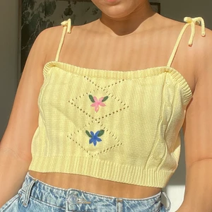 Gul stickat topp - Söt stickat linne, helt oanvänd! Står storlek xl men skulle uppskatta till L då den sitter lite löst på mig som är M 🧚‍♀️✨ Se även mina andra plagg för att få paketpris! ❤️‍🔥