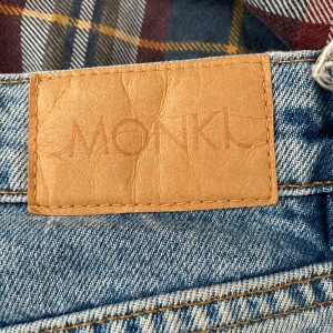 Monki jeans - Ett par fina jeans jag fick av min syster. Dem är i storlek 24. Säljer pågrund av att dem är alldeles för långa. Väldigt bra skick och super fina. FAST BUD!! Skickar såklart mer bilder vid intresse. FRAKT TILLKOMMER!! Skickar såklart postbevis och man får välja om man vill ha spårbart eller inte.❤️