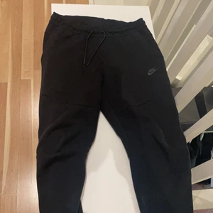Nike fleece byxor  - Knappt använd , då den inte passade mig. Nypris 1100kr 